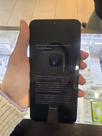 Recepción y diagnóstico: Samsung Galaxy A26 muestra humedad en el puerto USB y no carga